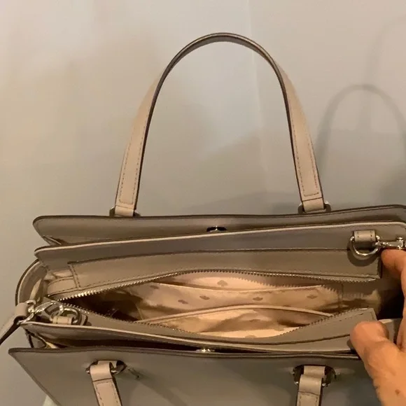 Kate Spade like new! Laurel Way Reese Leather Crossbody Bag Purse soft taupe - Picture 4 of 7